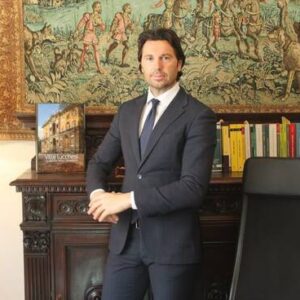 Cacciato dal bar in Passeggiata, l’uomo si rivolge all’avvocato Domenici: parte la diffida